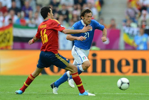 Pirlo băng qua Busquets trong trận đấu vòng bảng Euro năm nay.