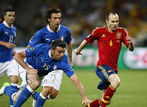Iniesta đột phá trong vòng vây các cầu thủ Italy.