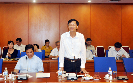 Đồng chí Nguyễn Văn Đọc, Phó Bí thư Tỉnh uỷ, Chủ tịch UBND tỉnh báo cáo tình hình triển khai một số dự án đầu tư cơ sở hạ tầng của tỉnh với lãnh đạo Bộ Tài chính