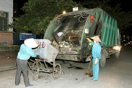 Công nhân Công ty môi trường thu gom rác thải.