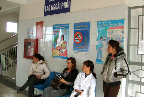 Bệnh nhân chờ khám tại Khoa Lao ngoài phổi, Bệnh viện Lao và Phổi tỉnh Quảng Ninh.