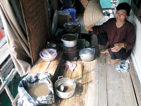 Bao năm nay, bà Nguyễn Thị Gái ở làng chài Cửa Vạn vẫn thích tự tay chưng cất nước mắm theo cách thủ công để dùng.