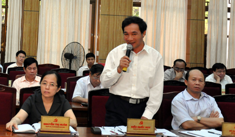 Đồng chí Kiều Quốc Huy, Uỷ viên BCH Đảng bộ tỉnh, Bí thư Huyện uỷ Tiên Yên phát biểu tại hội nghị.