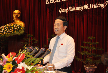 Phó Chủ tịch UBND tỉnh Nguyễn Văn Thành báo cáo tình hình KT-XH 6 tháng đầu năm 2012.