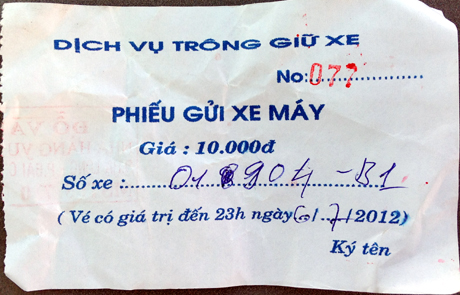 Một tấm vé xe nhàu nát, giá tiền viết bằng tay tại Siêu thị Thanh Niên.