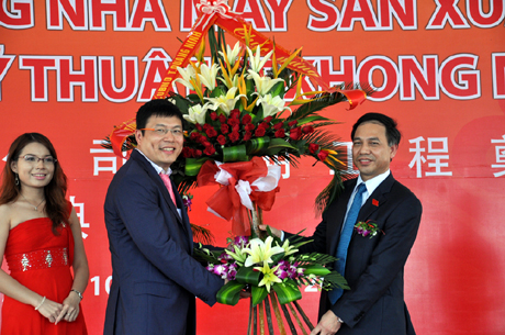 Đồng chí Đặng Huy Hậu, Phó Chủ tịch UBND tỉnh tặng hoa chúc mừng Tập đoàn Texhong trong lễ khởi công xây dựng nhà máy.