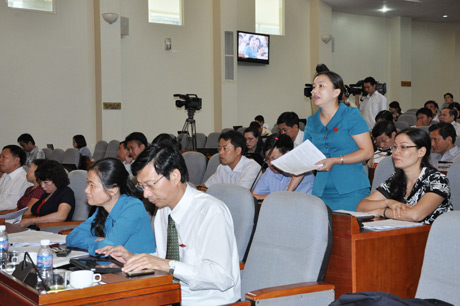 Đại biểu Vi Thị Bích (tổ Quảng Yên) phát biểu thảo luận về các dự thảo nghị quyết.