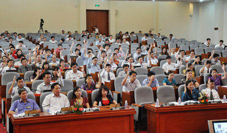 Các đại biểu biểu quyết thông qua nghị quyết tại kỳ họp. 