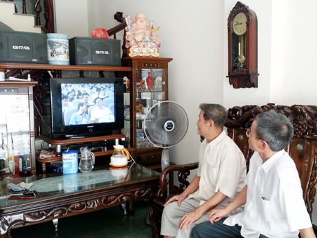 Người dân khu 6C, phường Hồng Hải (TP Hạ Long) xem truyền hình trực tiếp kỳ họp thứ 5, HĐND tỉnh khoá XII.
