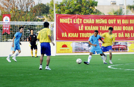 Một trận thi đấu bóng đá trên sân cỏ nhân tạo của Công ty TNHH Ánh Dương (TP Hạ Long).
