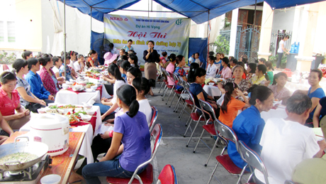 Dự án Hy vọng tổ chức hội thi “Bữa ăn gia đình dinh dưỡng hợp lý” cho trẻ em và người chăm sóc trẻ tham gia dự án tại TP Hạ Long.