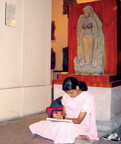 Trong Bảo tàng cổ vật Sarnath, nơi lưu giữ xá lợi Phật và nhiều bảo vật tôn giáo từ 2.500 năm trước.