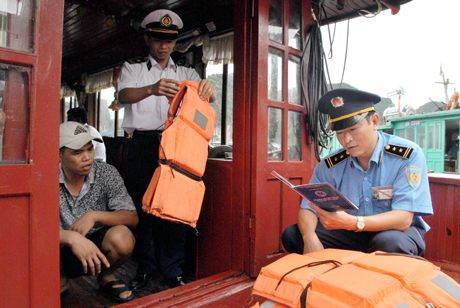 Đoàn kiểm tra liên ngành của tỉnh kiểm tra các điều kiện đảm bảo an toàn của tàu du lịch và tàu chở khách tại Bến Do, TP Cẩm Phả. Ảnh: CẨM NANG