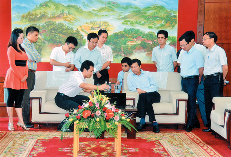 Chủ tịch UBND tỉnh Quảng Ninh Nguyễn Văn Đọc nghe tư vấn Đài Loan báo cáo ý tưởng quy hoạch Công viên An Lạc.