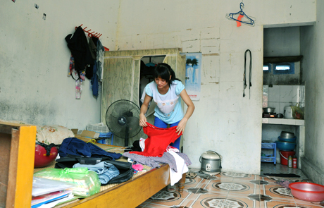 Vì muốn tiết kiệm chi tiêu, chị Hiền và 3 chị em công nhân khác phải ở chung một căn phòng trọ chật chội.