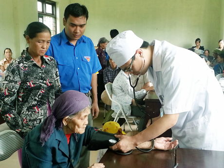 Các bác sĩ trẻ tình nguyện khám bệnh, phát thuốc nhân đạo cho người dân xã Đồng Tâm (Bình Liêu).