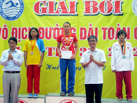 VĐV Ngô Thu Hà (đứng giữa) nhận giải thưởng tại Giải bơi vô địch đường dài toàn quốc năm 2012 được tổ chức tại Huế.