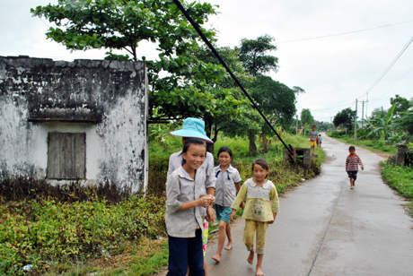 “Sân chơi” của trẻ em xã Quảng Thịnh (Hải Hà) là những con đường bê tông liên xã.