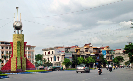 Khu vực ngã tư Cột Đồng Hồ đã được TP Uông Bí đầu tư, chỉnh trang, mở rộng đảm bảo thông thoáng tầm nhìn giao thông.