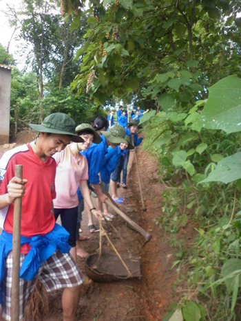 Đội thanh niên tình nguyện câu lạc bộ Nhân Ái làm đường cho thôn Mô Túc (xã Húc Động)