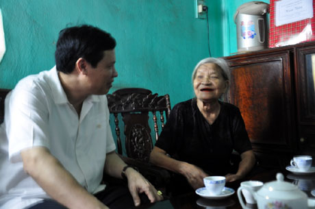 Phó Bí thứ Nguyễn Đức Long thăm Mẹ Việt Nam anh hùng Ngô Thị Bàn.