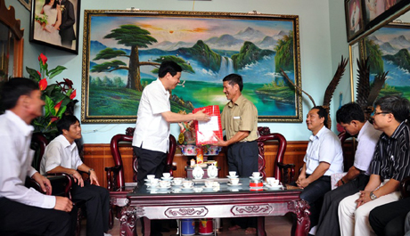 Đồng chí Nguyễn Đức Long, Phó Bí thư Tỉnh uỷ, Chủ tịch HĐND tỉnh thăm thương binh Ngô Xuân Thực.