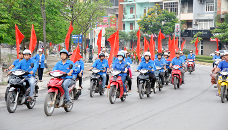 Lực lượng ĐVTN xuống đường tuyên truyền Luật Giao thông đường bộ ở TP Hạ Long.