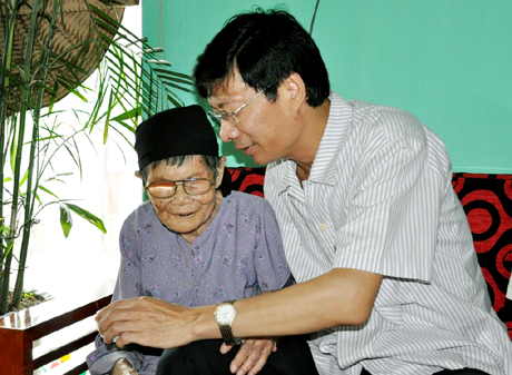 Chủ tịch UBND tỉnh Nguyễn Văn Đọc thăm Mẹ Việt Nam Anh hùng Trần Thị Tẻo.