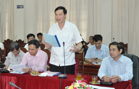 Đồng chí Nguyễn Đức Long, Phó Bí thư Tỉnh uỷ, Chủ tịch HĐND tỉnh tặng bằng khen cho các tập thể có thành tích xuất sắc.