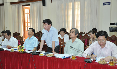 Đại biểu của UB Dân tộc phát biểu tham gia các đề án của tỉnh.