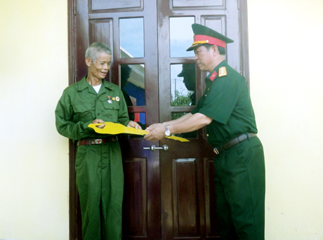 Đại tá Cao Đức Thành, Bí thư Đảng uỷ, Phó Tổng Giám đốc Tổng Công ty Đông Bắc, trao “Nhà tình nghĩa” cho gia đình ông Nguyễn Văn Thế, ở xã Quảng La (Hoành Bồ).