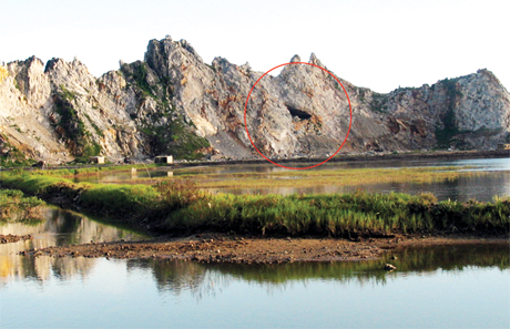 Hình ảnh núi Đầu Rằm chụp ngày 30-9-2005. Khu vực khoanh dấu đỏ là hang Hải Quân - nơi đã phát hiện công cụ đá của người tiền sử cách ngày nay khoảng 1 vạn năm.