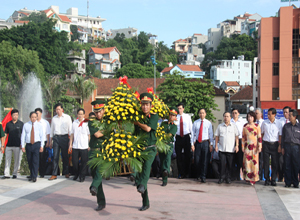 Lãnh đạo tỉnh dâng hương tưởng niệm các anh hùng liệt sỹ và thăm tặng quà gia đình chính sách