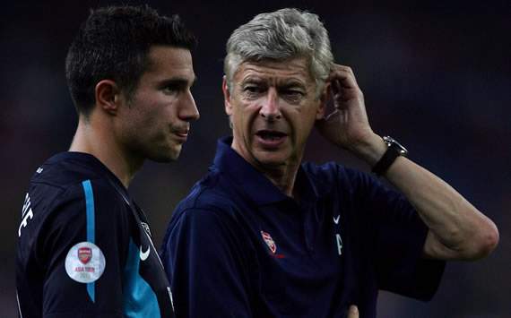HLV Arsene Wenger và van Persie- Ảnh Getty