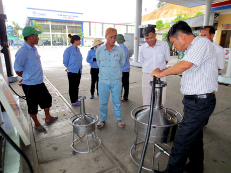 Đoàn thanh tra kiểm tra tại Cửa hàng bán lẻ xăng dầu Tuần Châu (TP Hạ Long).  Ảnh: Đinh Công Bằng (Sở KH&CN)
