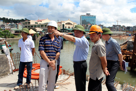 Đồng chí Nguyễn Văn Đọc, Chủ tịch UBND tỉnh kiểm tra tiến độ thi công đường bao biển núi Bài Thơ.