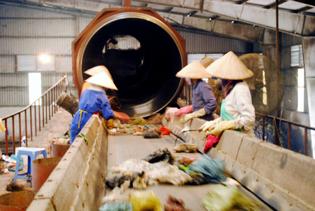 Công nhân của Nhà máy Xử lý rác thải Hạ Long thực hiện phân loại rác thải.