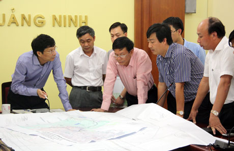 Đồng chí Nguyễn Văn Đọc, Phó Bí thư Tỉnh uỷ, chủ tịch UBND tỉnh nghiên cứu xem xét điểm khai thác than của công ty than Hạ Long.