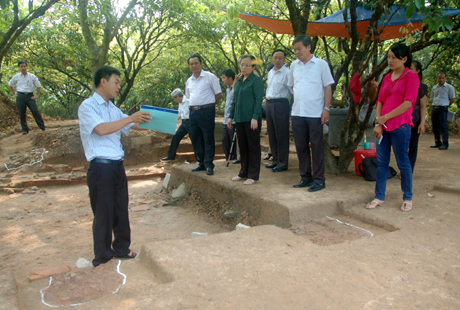 Các đại biểu đi tham quan thực địa khu vực thăm dò khảo cổ.