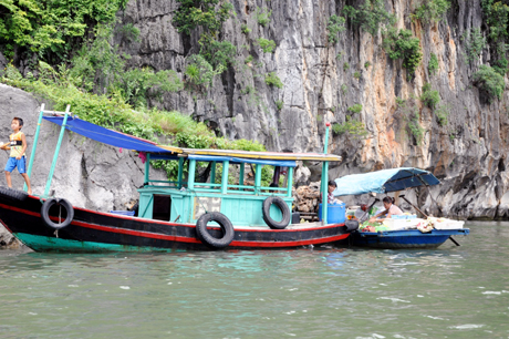 Hiện tượng đò bán hàng rong trên Vịnh Hạ Long vẫn chưa được giải quyết triệt để.