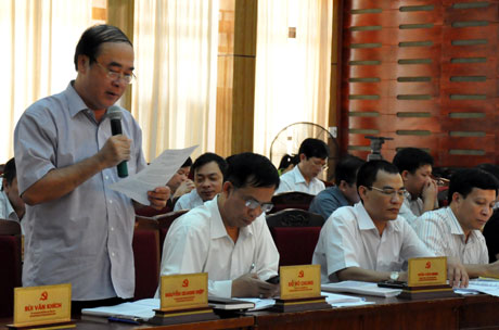 Đồng chí Phạm Quang Điệp, Ủy viên BTV Tỉnh ủy, Bí thư Thành ủy Móng Cái phát biểu tại hội nghị.