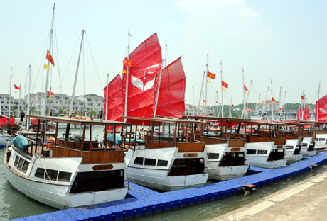 tàu du lịch thăm quan Vịnh Hạ Long neo đậu tại cảng tàu khách Tuần Châu.