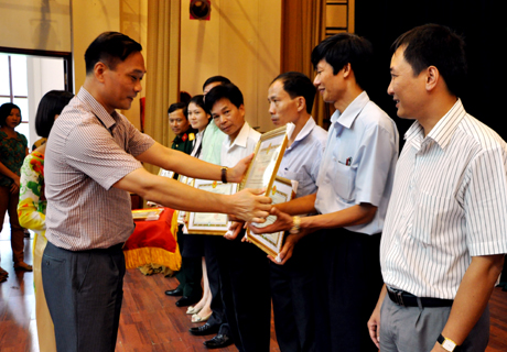 Đồng chí Vũ Hồng Thanh, Bí thư Thành ủy Hạ Long trao giấy khen cho các tập thể có thành tích xuất sắc.