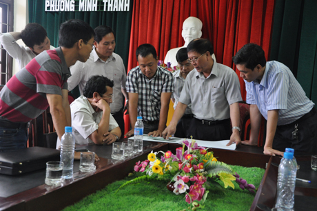 Đồng chí Đỗ Thông, Phó Chủ tịch UBND tỉnh nghe tư vấn trình bày hồ sơ thiết kế quy hoạch gói thầu