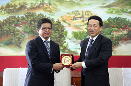 Đồng chí Nguyễn Văn Thành, Phó Chủ tịch UBND tỉnh tặng quà lưu niệm cho ngài Mayerfas, Đại sứ nước Cộng hòa Indonesia.