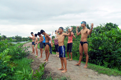 Đội tuyển bơi Quảng Yên tích cực tập luyện cho Hội bơi vượt sông truyền thống Bạch Đằng lần thứ 40.