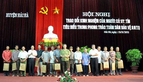 Lãnh đạo Cục Xây dựng phong trào TDBV ANTQ Bộ Công an, Công an tỉnh, huyện Hải Hà tặng quà các đại biểu người có uy tín tiêu biểu trong vùng dân tộc thiểu số về dự hội nghị.