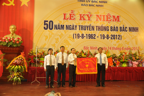 UBND tỉnh Bắc Ninh tặng báo Bác Ninh cờ đơn vị thi đua xuất sắc năm 2011