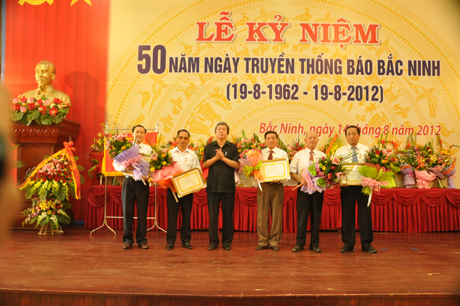 Hội nhà báo Việt Nam trao kỷ niệm chương cho 7 cá nhân vì sự nghiệp báo chí.