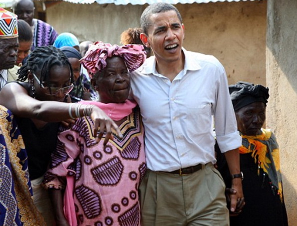 Ông Obama ôm vai mẹ kế khi trở về quê nhà năm 2006 ở Kenya. Ảnh Reuteurs